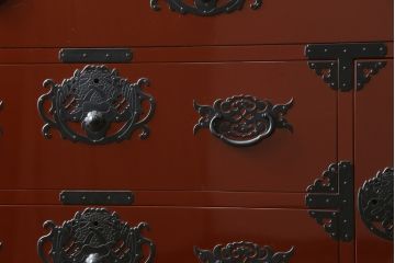 和製ビンテージ　美品　民芸家具　米沢箪笥　伝統工芸　朱塗り　手打ち金具　鋲と凝った金具の意匠が目を引く衣装箪笥(和タンス、収納箪笥、ヴィンテージ、引き出し、チェスト)(R-081432)