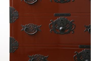 和製ビンテージ　美品　民芸家具　米沢箪笥　伝統工芸　朱塗り　手打ち金具　鋲と凝った金具の意匠が目を引く衣装箪笥(和タンス、収納箪笥、ヴィンテージ、引き出し、チェスト)(R-081432)