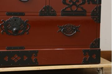 和製ビンテージ　美品　民芸家具　米沢箪笥　伝統工芸　朱塗り　手打ち金具　鋲と凝った金具の意匠が目を引く衣装箪笥(和タンス、収納箪笥、ヴィンテージ、引き出し、チェスト)(R-081432)