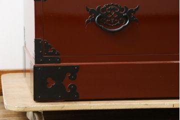 和製ビンテージ　美品　民芸家具　米沢箪笥　伝統工芸　朱塗り　手打ち金具　鋲と凝った金具の意匠が目を引く衣装箪笥(和タンス、収納箪笥、ヴィンテージ、引き出し、チェスト)(R-081432)