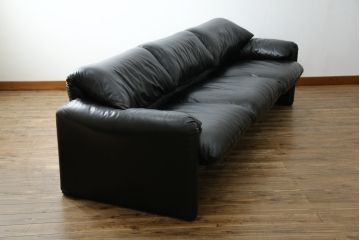 中古　リプロダクト品　Cassina(カッシーナ)　MARALUNGA(マラルンガ)　本革(レザー)　ブラックカラーが高級感を高める3人掛けソファ(三人掛け、3Pソファ)(R-081433)