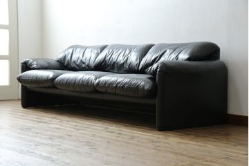 中古　リプロダクト品　Cassina(カッシーナ)　MARALUNGA(マラルンガ)　本革(レザー)　ブラックカラーが高級感を高める3人掛けソファ(三人掛け、3Pソファ)(R-081433)