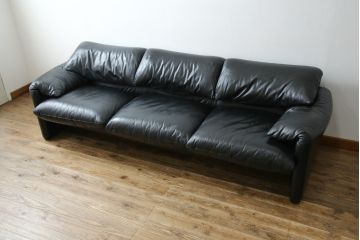 中古　リプロダクト品　Cassina(カッシーナ)　MARALUNGA(マラルンガ)　本革(レザー)　ブラックカラーが高級感を高める3人掛けソファ(三人掛け、3Pソファ)(R-081433)
