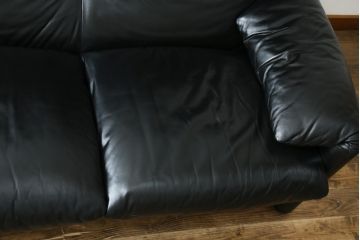 中古　リプロダクト品　Cassina(カッシーナ)　MARALUNGA(マラルンガ)　本革(レザー)　ブラックカラーが高級感を高める3人掛けソファ(三人掛け、3Pソファ)(R-081433)