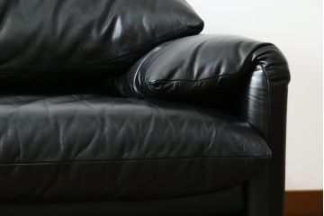 中古　リプロダクト品　Cassina(カッシーナ)　MARALUNGA(マラルンガ)　本革(レザー)　ブラックカラーが高級感を高める3人掛けソファ(三人掛け、3Pソファ)(R-081433)