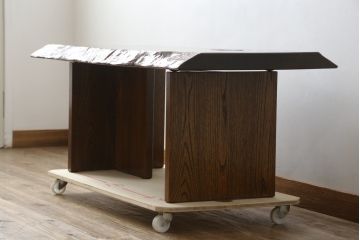 中古　岩手岩泉・純木家具　総欅(ケヤキ)材　玉杢無垢材　漆塗り　木の温もり溢れる一枚板のローテーブル(センターテーブル、リビングテーブル)(定価約100万円)(R-081436)