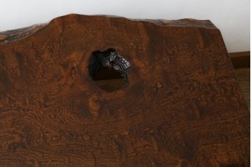 中古　岩手岩泉・純木家具　総欅(ケヤキ)材　玉杢無垢材　漆塗り　木の温もり溢れる一枚板のローテーブル(センターテーブル、リビングテーブル)(定価約100万円)(R-081436)