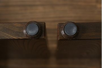 中古　岩手岩泉・純木家具　総欅(ケヤキ)材　玉杢無垢材　漆塗り　木の温もり溢れる一枚板のローテーブル(センターテーブル、リビングテーブル)(定価約100万円)(R-081436)