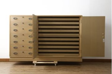 中古　珍しいデザイン　引き出し7杯付き　光彦刻　彫刻入りの金具と凛とした佇まいが魅力的な加茂総桐箪笥(胴厚、四方丸、総桐たんす、和タンス、収納箪笥、衣装箪笥、着物箪笥)(定価推定150万円)(R-081441)