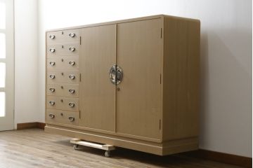 中古　珍しいデザイン　引き出し7杯付き　光彦刻　彫刻入りの金具と凛とした佇まいが魅力的な加茂総桐箪笥(胴厚、四方丸、総桐たんす、和タンス、収納箪笥、衣装箪笥、着物箪笥)(定価推定150万円)(R-081441)