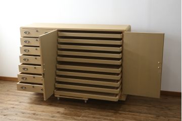 中古　珍しいデザイン　引き出し7杯付き　光彦刻　彫刻入りの金具と凛とした佇まいが魅力的な加茂総桐箪笥(胴厚、四方丸、総桐たんす、和タンス、収納箪笥、衣装箪笥、着物箪笥)(定価推定150万円)(R-081441)