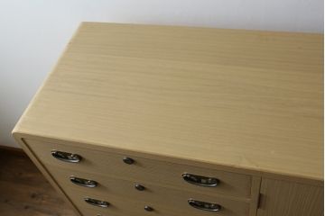 中古　珍しいデザイン　引き出し7杯付き　光彦刻　彫刻入りの金具と凛とした佇まいが魅力的な加茂総桐箪笥(胴厚、四方丸、総桐たんす、和タンス、収納箪笥、衣装箪笥、着物箪笥)(定価推定150万円)(R-081441)