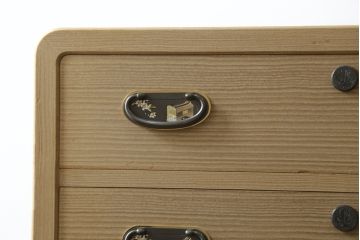 中古　珍しいデザイン　引き出し7杯付き　光彦刻　彫刻入りの金具と凛とした佇まいが魅力的な加茂総桐箪笥(胴厚、四方丸、総桐たんす、和タンス、収納箪笥、衣装箪笥、着物箪笥)(定価推定150万円)(R-081441)