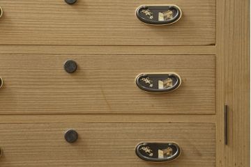 中古　珍しいデザイン　引き出し7杯付き　光彦刻　彫刻入りの金具と凛とした佇まいが魅力的な加茂総桐箪笥(胴厚、四方丸、総桐たんす、和タンス、収納箪笥、衣装箪笥、着物箪笥)(定価推定150万円)(R-081441)