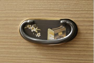 中古　珍しいデザイン　引き出し7杯付き　光彦刻　彫刻入りの金具と凛とした佇まいが魅力的な加茂総桐箪笥(胴厚、四方丸、総桐たんす、和タンス、収納箪笥、衣装箪笥、着物箪笥)(定価推定150万円)(R-081441)