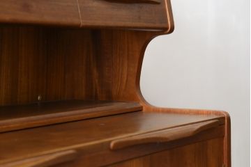 デンマークビンテージ　チーク材　木の温もりとスタイリッシュで飽きのこないデザインが魅力のライティングビューロー(簿記机、在宅ワーク、在宅用デスク、ワークデスク、北欧、ヴィンテージ)(R-081445)