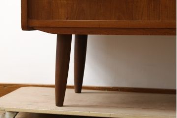 デンマークビンテージ　チーク材　木の温もりとスタイリッシュで飽きのこないデザインが魅力のライティングビューロー(簿記机、在宅ワーク、在宅用デスク、ワークデスク、北欧、ヴィンテージ)(R-081445)