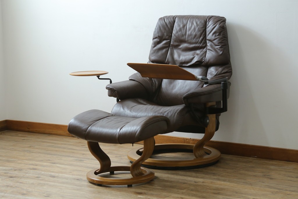 中古　美品　EKORNES(エコーネス)　本革(レザー)　オットマン付き　一番人気のロングセラー商品!!スイングテーブルとコンピューターテーブル付きストレスレス レノ クラシック(L)　定価約60万円　(R-081446)