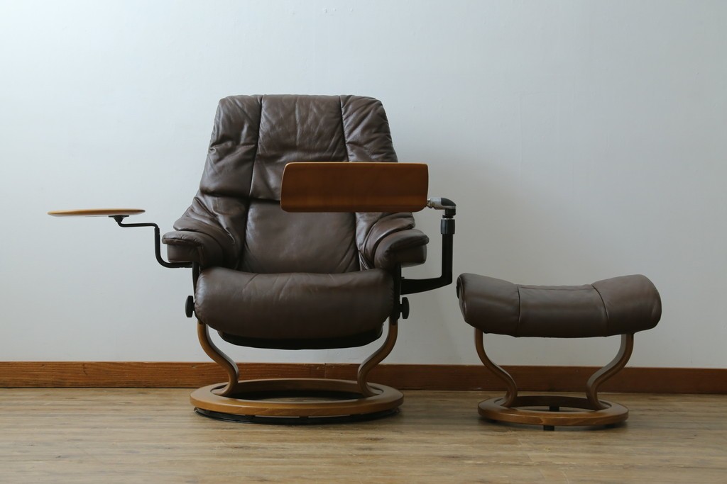 中古　美品　EKORNES(エコーネス)　本革(レザー)　オットマン付き　一番人気のロングセラー商品!!スイングテーブルとコンピューターテーブル付きストレスレス レノ クラシック(L)　定価約60万円　(R-081446)