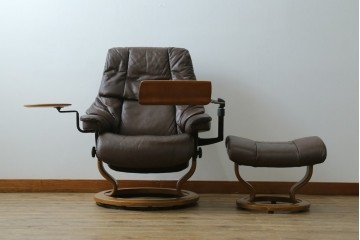 中古　美品　EKORNES(エコーネス)　本革(レザー)　オットマン付き　一番人気のロングセラー商品!!スイングテーブルとコンピューターテーブル付きストレスレス レノ クラシック(L)　定価約60万円　(R-081446)