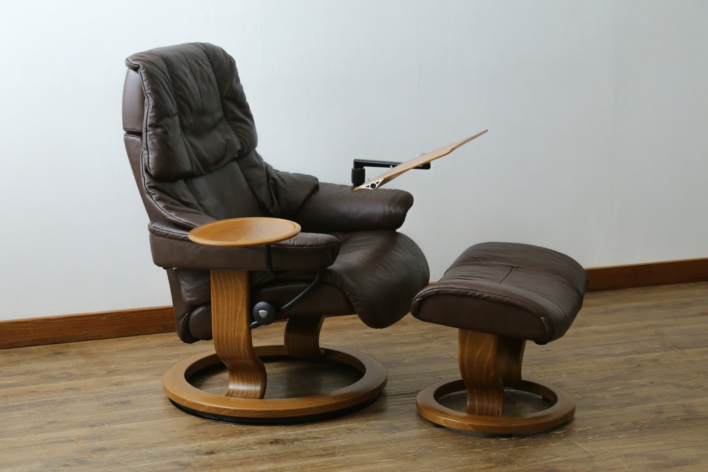 中古　美品　EKORNES(エコーネス)　本革(レザー)　オットマン付き　一番人気のロングセラー商品!!スイングテーブルとコンピューターテーブル付きストレスレス レノ クラシック(L)　定価約60万円　(R-081446)