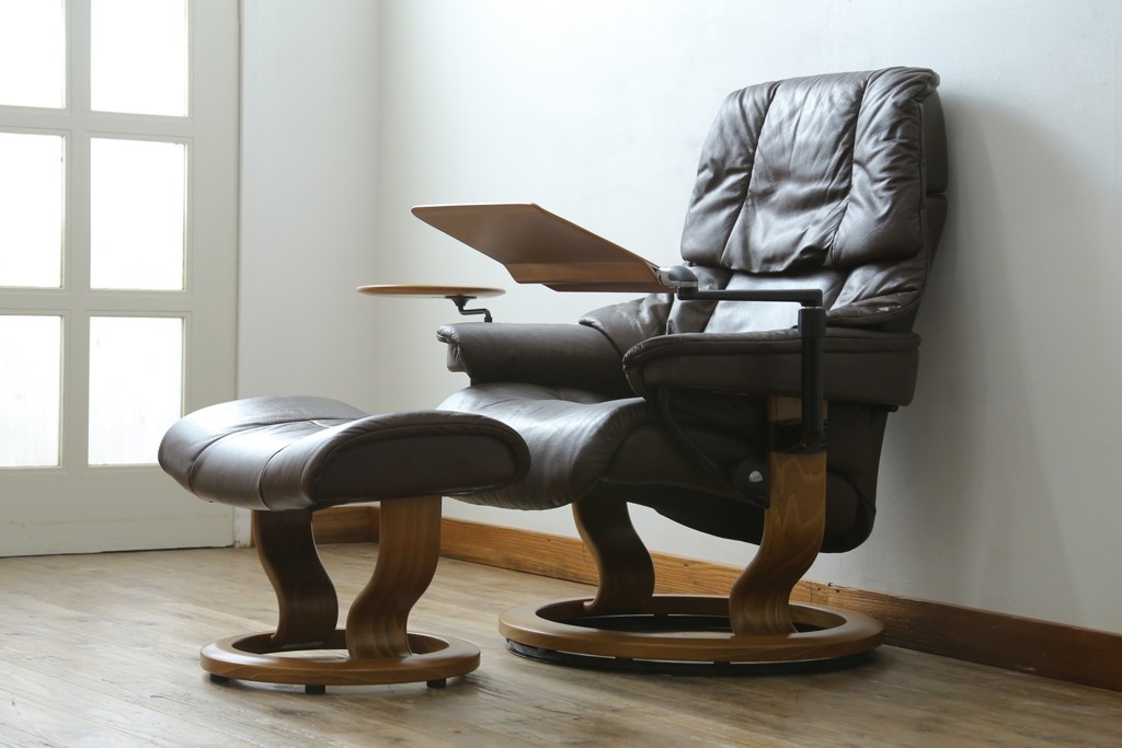 中古　美品　EKORNES(エコーネス)　本革(レザー)　オットマン付き　一番人気のロングセラー商品!!スイングテーブルとコンピューターテーブル付きストレスレス レノ クラシック(L)　定価約60万円　(R-081446)