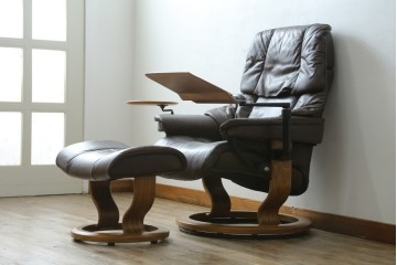 中古　美品　EKORNES(エコーネス)　本革(レザー)　オットマン付き　一番人気のロングセラー商品!!スイングテーブルとコンピューターテーブル付きストレスレス レノ クラシック(L)　定価約60万円　(R-081446)
