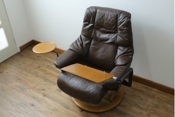 中古　美品　EKORNES(エコーネス)　本革(レザー)　オットマン付き　一番人気のロングセラー商品!!スイングテーブルとコンピューターテーブル付きストレスレス レノ クラシック(L)　定価約60万円　(R-081446)