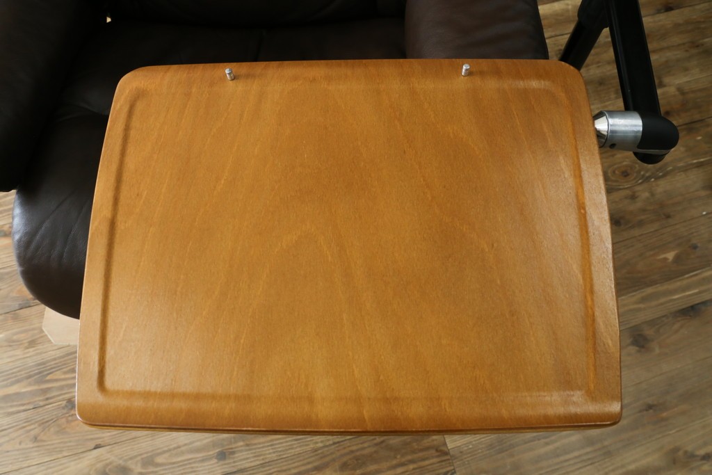 中古　美品　EKORNES(エコーネス)　本革(レザー)　オットマン付き　一番人気のロングセラー商品!!スイングテーブルとコンピューターテーブル付きストレスレス レノ クラシック(L)　定価約60万円　(R-081446)