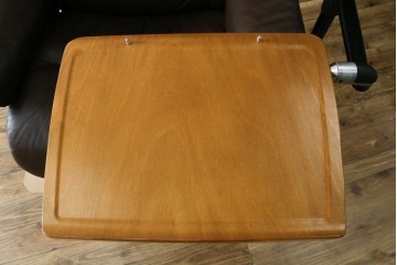 中古　美品　EKORNES(エコーネス)　本革(レザー)　オットマン付き　一番人気のロングセラー商品!!スイングテーブルとコンピューターテーブル付きストレスレス レノ クラシック(L)　定価約60万円　(R-081446)