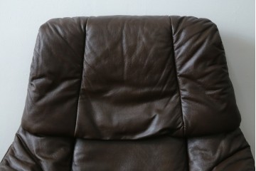 中古　美品　EKORNES(エコーネス)　本革(レザー)　オットマン付き　一番人気のロングセラー商品!!スイングテーブルとコンピューターテーブル付きストレスレス レノ クラシック(L)　定価約60万円　(R-081446)