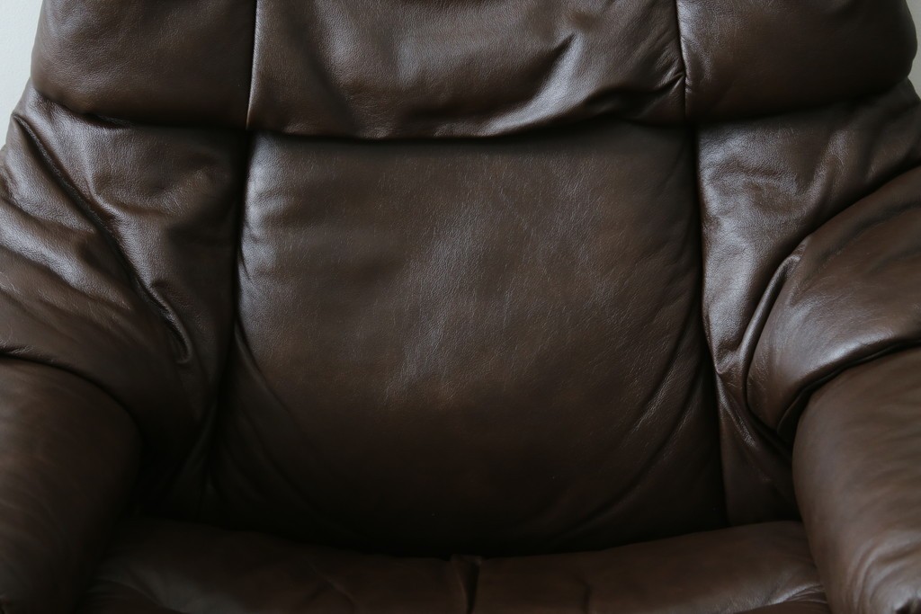 中古　美品　EKORNES(エコーネス)　本革(レザー)　オットマン付き　一番人気のロングセラー商品!!スイングテーブルとコンピューターテーブル付きストレスレス レノ クラシック(L)　定価約60万円　(R-081446)