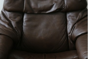中古　美品　EKORNES(エコーネス)　本革(レザー)　オットマン付き　一番人気のロングセラー商品!!スイングテーブルとコンピューターテーブル付きストレスレス レノ クラシック(L)　定価約60万円　(R-081446)