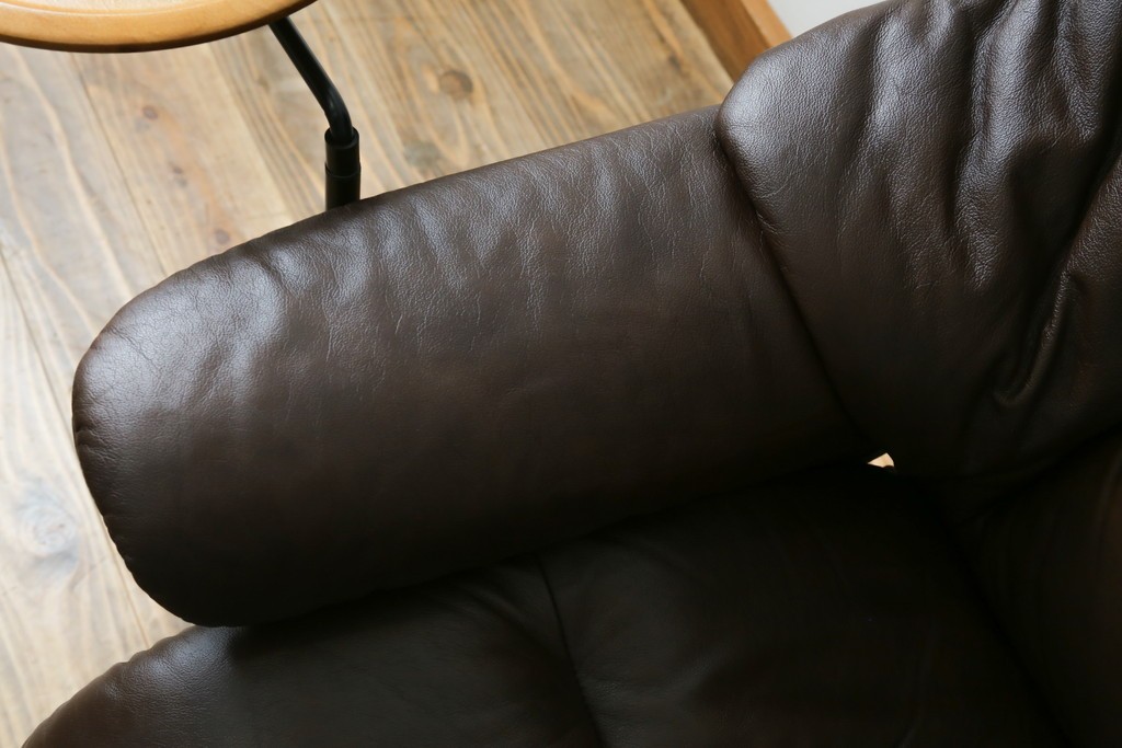 中古　美品　EKORNES(エコーネス)　本革(レザー)　オットマン付き　一番人気のロングセラー商品!!スイングテーブルとコンピューターテーブル付きストレスレス レノ クラシック(L)　定価約60万円　(R-081446)
