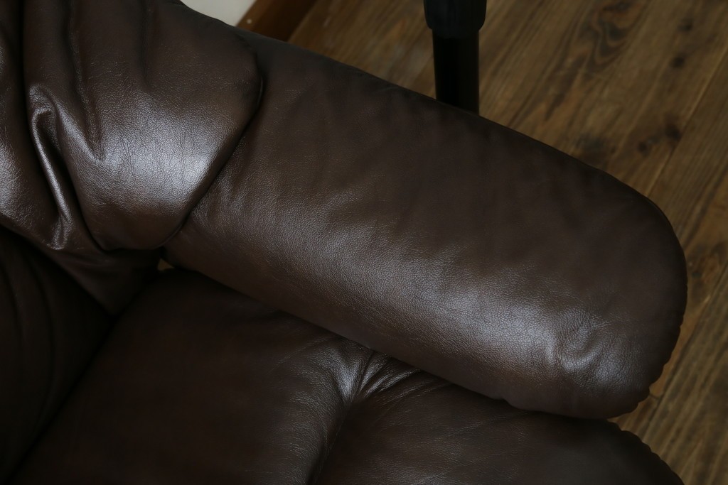 中古　美品　EKORNES(エコーネス)　本革(レザー)　オットマン付き　一番人気のロングセラー商品!!スイングテーブルとコンピューターテーブル付きストレスレス レノ クラシック(L)　定価約60万円　(R-081446)