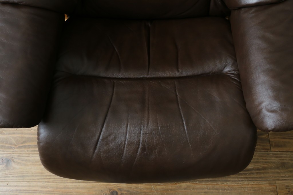 中古　美品　EKORNES(エコーネス)　本革(レザー)　オットマン付き　一番人気のロングセラー商品!!スイングテーブルとコンピューターテーブル付きストレスレス レノ クラシック(L)　定価約60万円　(R-081446)