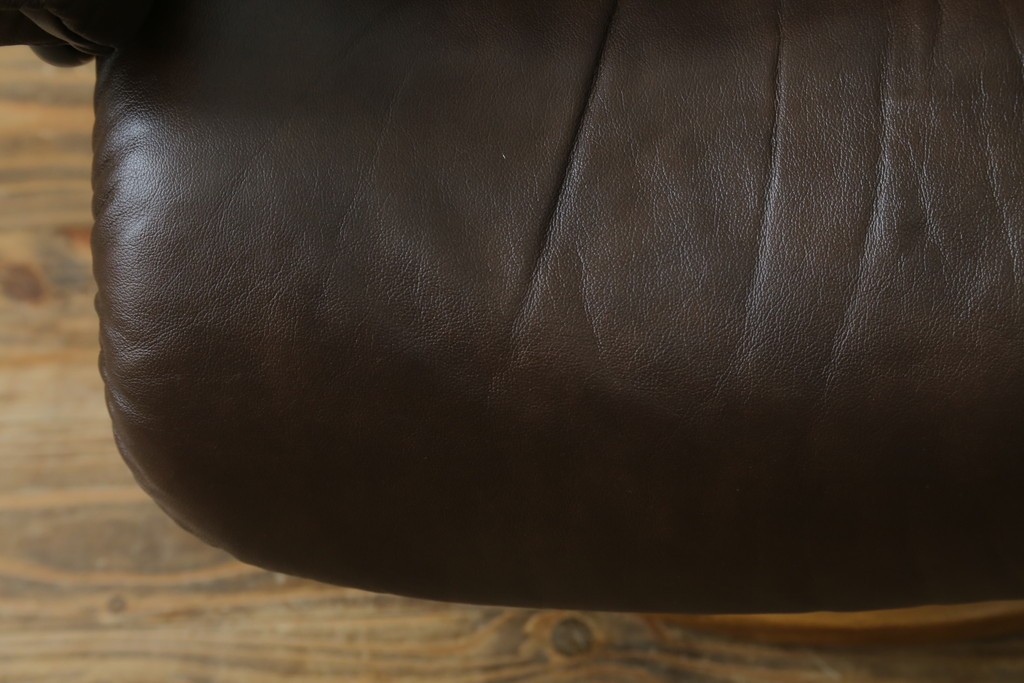 中古　美品　EKORNES(エコーネス)　本革(レザー)　オットマン付き　一番人気のロングセラー商品!!スイングテーブルとコンピューターテーブル付きストレスレス レノ クラシック(L)　定価約60万円　(R-081446)