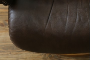中古　美品　EKORNES(エコーネス)　本革(レザー)　オットマン付き　一番人気のロングセラー商品!!スイングテーブルとコンピューターテーブル付きストレスレス レノ クラシック(L)　定価約60万円　(R-081446)