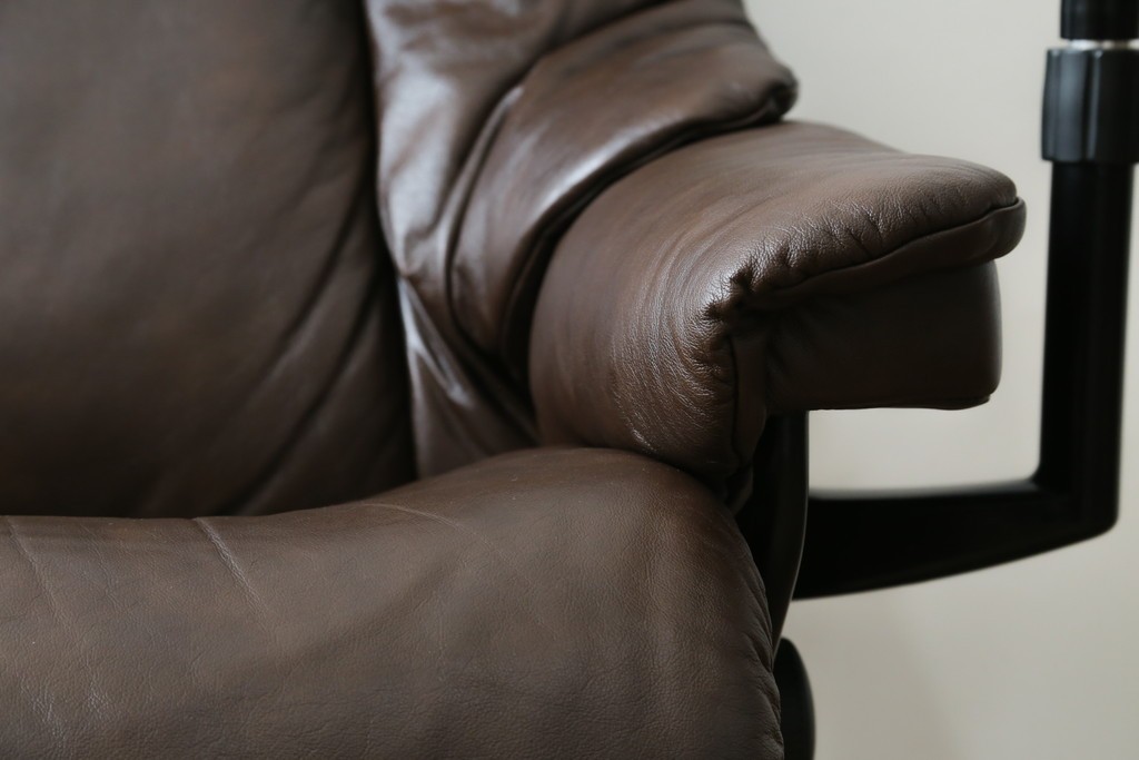 中古　美品　EKORNES(エコーネス)　本革(レザー)　オットマン付き　一番人気のロングセラー商品!!スイングテーブルとコンピューターテーブル付きストレスレス レノ クラシック(L)　定価約60万円　(R-081446)