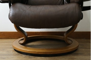 中古　美品　EKORNES(エコーネス)　本革(レザー)　オットマン付き　一番人気のロングセラー商品!!スイングテーブルとコンピューターテーブル付きストレスレス レノ クラシック(L)　定価約60万円　(R-081446)