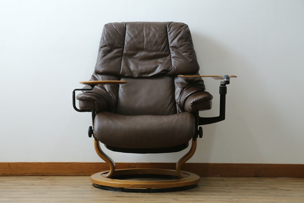 中古　美品　EKORNES(エコーネス)　本革(レザー)　オットマン付き　一番人気のロングセラー商品!!スイングテーブルとコンピューターテーブル付きストレスレス レノ クラシック(L)　定価約60万円　(R-081446)