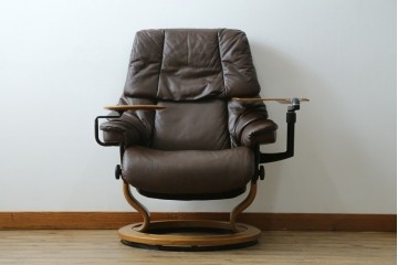 中古　美品　EKORNES(エコーネス)　本革(レザー)　オットマン付き　一番人気のロングセラー商品!!スイングテーブルとコンピューターテーブル付きストレスレス レノ クラシック(L)　定価約60万円　(R-081446)