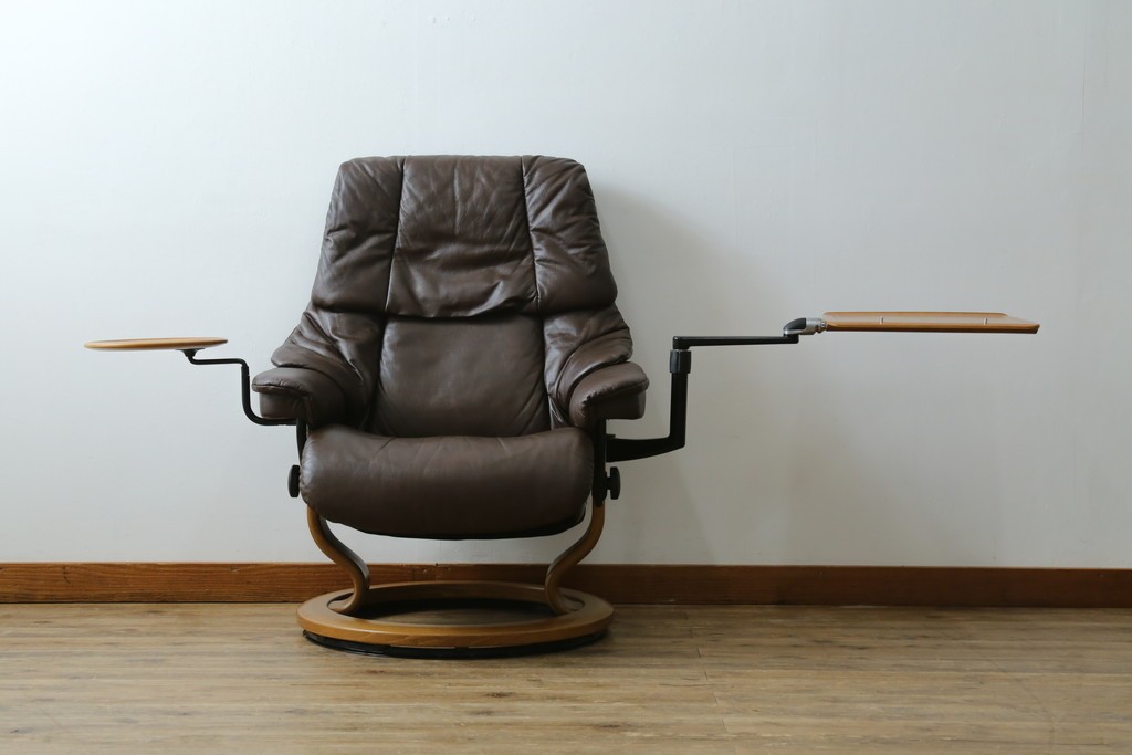 中古　美品　EKORNES(エコーネス)　本革(レザー)　オットマン付き　一番人気のロングセラー商品!!スイングテーブルとコンピューターテーブル付きストレスレス レノ クラシック(L)　定価約60万円　(R-081446)