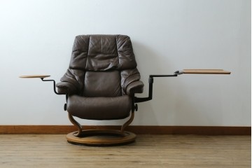 中古　美品　EKORNES(エコーネス)　本革(レザー)　オットマン付き　一番人気のロングセラー商品!!スイングテーブルとコンピューターテーブル付きストレスレス レノ クラシック(L)　定価約60万円　(R-081446)