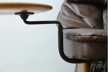 中古　美品　EKORNES(エコーネス)　本革(レザー)　オットマン付き　一番人気のロングセラー商品!!スイングテーブルとコンピューターテーブル付きストレスレス レノ クラシック(L)　定価約60万円　(R-081446)