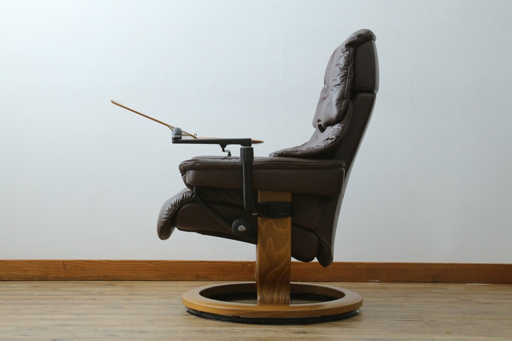 中古　美品　EKORNES(エコーネス)　本革(レザー)　オットマン付き　一番人気のロングセラー商品!!スイングテーブルとコンピューターテーブル付きストレスレス レノ クラシック(L)　定価約60万円　(R-081446)