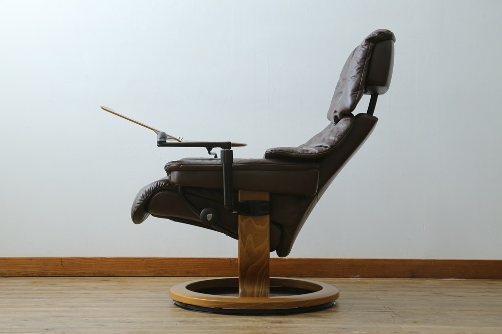中古　美品　EKORNES(エコーネス)　本革(レザー)　オットマン付き　一番人気のロングセラー商品!!スイングテーブルとコンピューターテーブル付きストレスレス レノ クラシック(L)　定価約60万円　(R-081446)