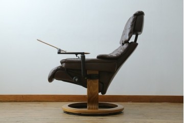 中古　美品　EKORNES(エコーネス)　本革(レザー)　オットマン付き　一番人気のロングセラー商品!!スイングテーブルとコンピューターテーブル付きストレスレス レノ クラシック(L)　定価約60万円　(R-081446)