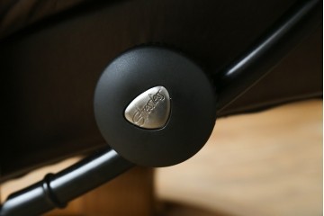 中古　美品　EKORNES(エコーネス)　本革(レザー)　オットマン付き　一番人気のロングセラー商品!!スイングテーブルとコンピューターテーブル付きストレスレス レノ クラシック(L)　定価約60万円　(R-081446)