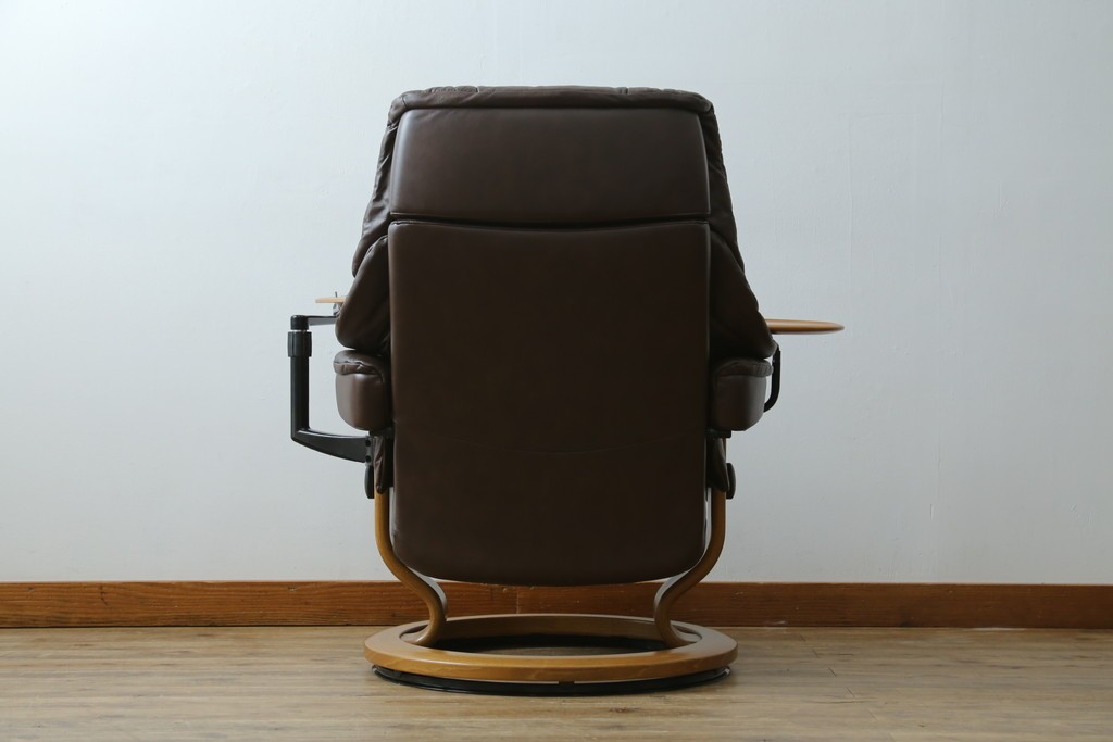 中古　美品　EKORNES(エコーネス)　本革(レザー)　オットマン付き　一番人気のロングセラー商品!!スイングテーブルとコンピューターテーブル付きストレスレス レノ クラシック(L)　定価約60万円　(R-081446)